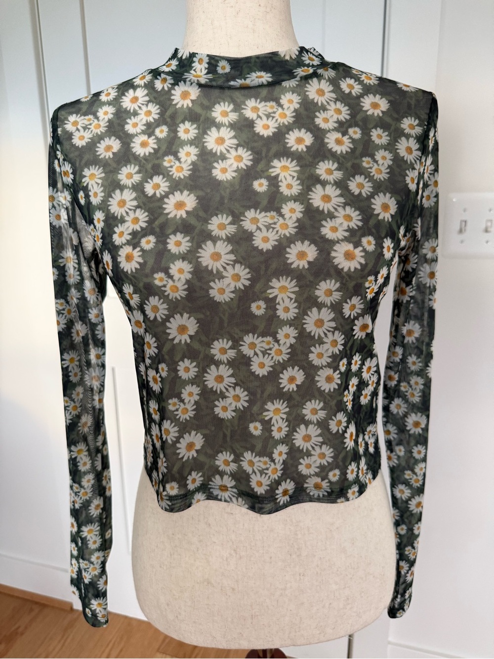 Daisy print green mesh top
